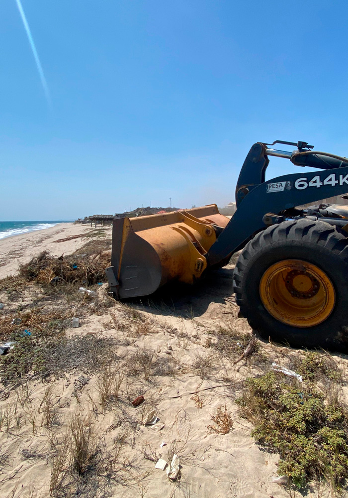 Piscina tranquila con mirada al mar